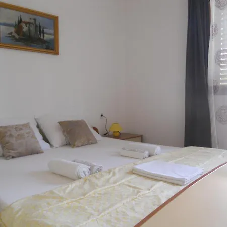 Ivo - With Terrace Apartment Supetarska Draga