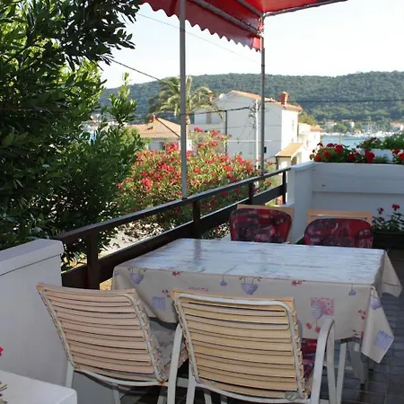 Ivo - With Terrace Apartment Supetarska Draga